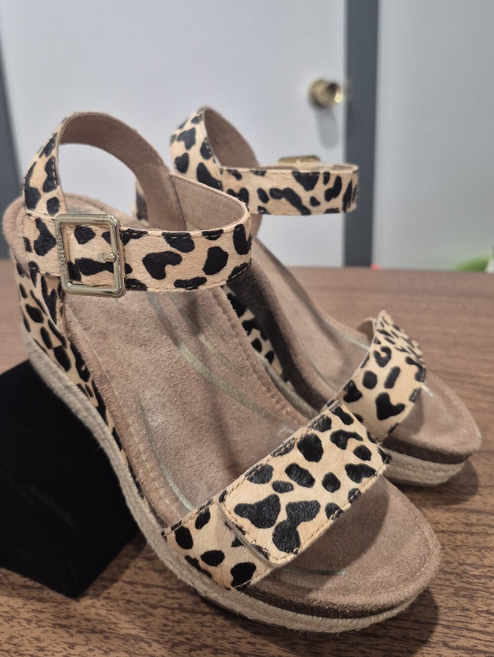 Like New! Aetrex Sydney Leopard Print Quarter Strap Espadrille Wedge